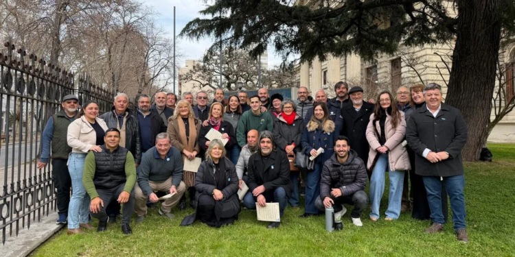 Acto por el Día de la Independencia de la Federación de Instituciones Culturales y Deportivas de La Plata, en los jardines de la Legislatura bonaerense