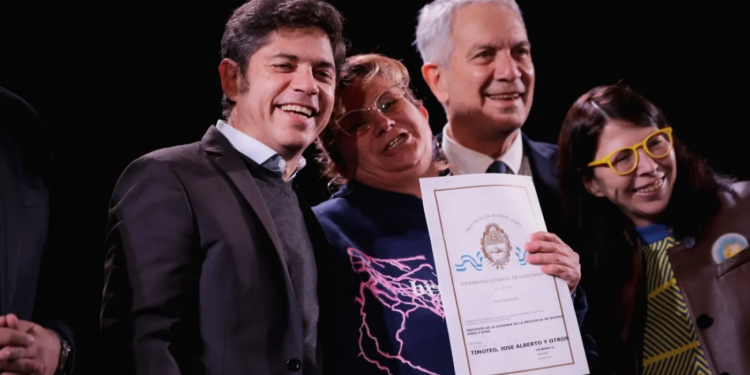 El gobernador Kicillof, el intendente Alak y Silvina Batakis junto a una de las beneficiarias del programa “Mi Escritura, Mi Casa”