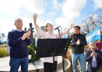 Kicillof y Alak homenajearon a Evita en un emotivo acto en Plaza Moreno