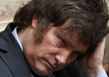 ¿No se dan cuenta que este hombre no está bien?
