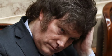 ¿No se dan cuenta que este hombre no está bien?