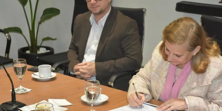 La rectora de la UCALP, Rita Gajate, durante la firma del acuerdo con el Gobierno bonaerense