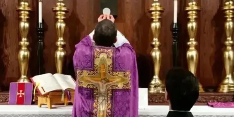 Entre muchas tradiciones antiguas que conservan los lefebvristas está la celebración de la misa en latín, de espaldas a los fieles, y la lectura e interpretación de las escrituras reservada exclusivamente al clero (ACI Prensa)