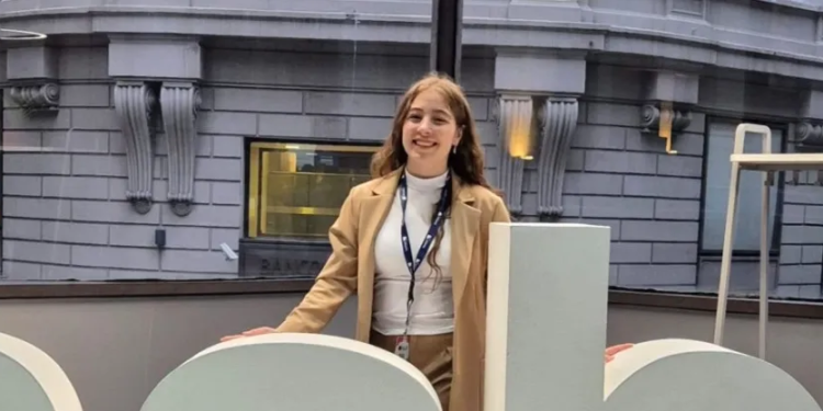 Renata participará de un congreso que reúne a 150 jóvenes destacados de entre 18 y 35 años de todo el mundo, seleccionados mediante un riguroso proceso competitivo que evalúa perfiles académicos, trayectoria y potencial de impacto a través de múltiples revisiones