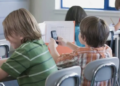 ¿Quiénes educan a los niños y niñas? (El 60% de los alumnos de 3º grado tienen celular)