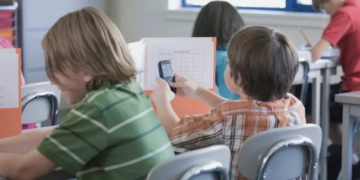 ¿Quiénes educan a los niños y niñas? (El 60% de los alumnos de 3º grado tienen celular)