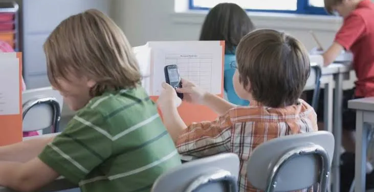 El 60% de los alumnos argentinos de 3º grado de primaria tiene un teléfono móvil