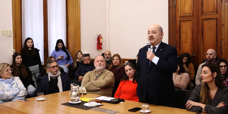 El rector de la UNLP, Fernando Tauber, encabezó el plenario del Consejo Social (Crédito: UNLP)
